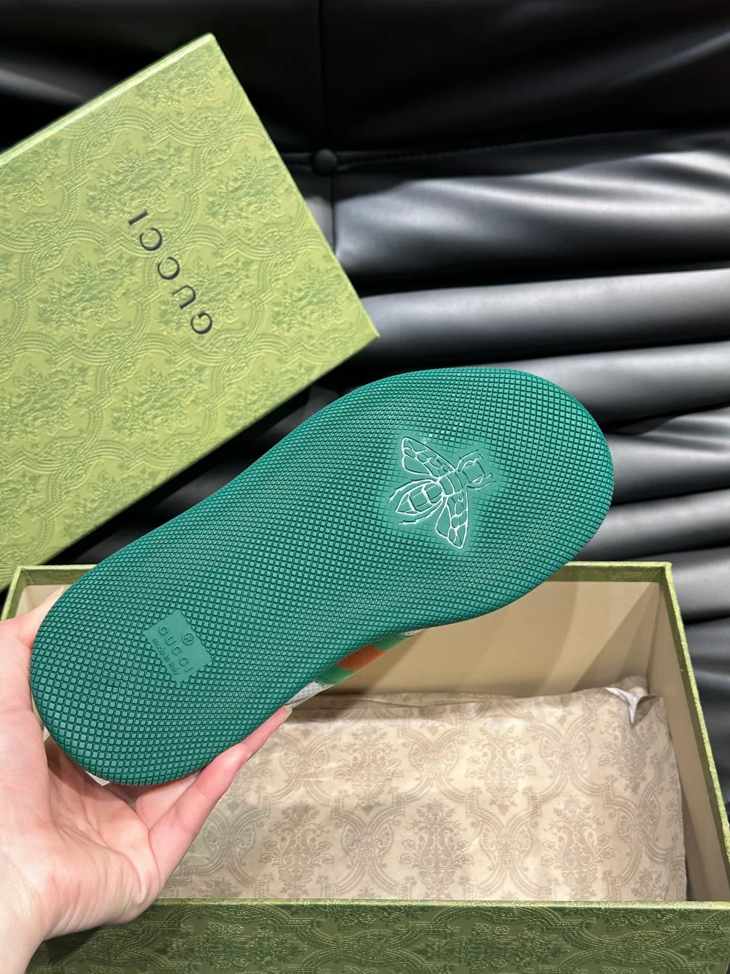 Men's men's shoes 💰p500 "GUCC*" Screener series 👫 Couple style GG thick-soled sneakers, the Screener series is inspired by the classic sneakers of the 1970s, cleverly incorporating the retro Gucci logo, two-color waterproof platform soles, and 5CM thick soles to enhance the aura, conveying the new design concept that a single product should be permanently accompanied by the passage of time, creating a retro distressed effect, decorated with metallic double G oval enamel details! High-quality, versatile classic items, highly recommended. Size female 35-39, male 38-44